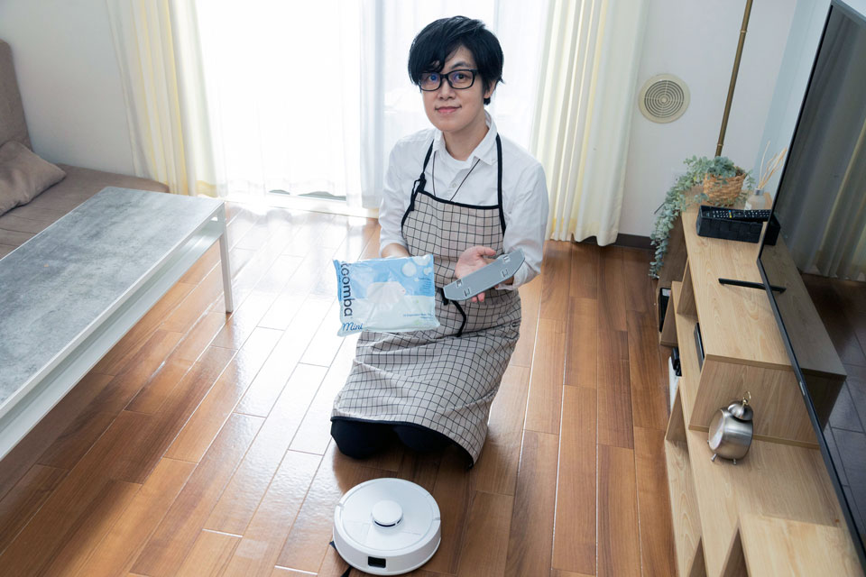 専用のモップパッドと付属のウェットシートを手にする藤原さん。「市販のウェットシートでも代替可能というのは手軽でありがたいですね」（藤原さん）
