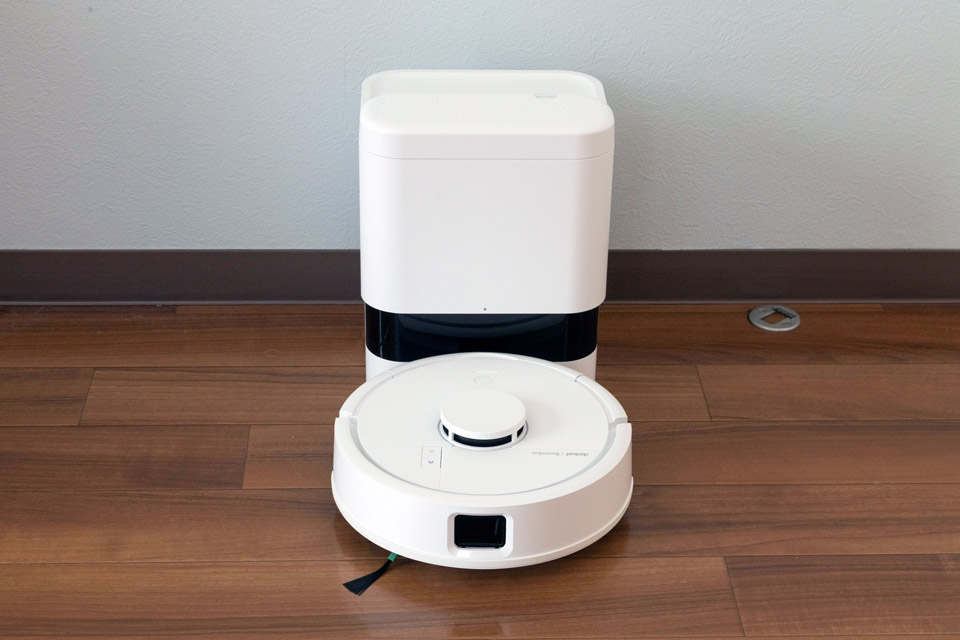 充電ステーションに戻ると、本体内のゴミを自動で収集。手を汚すことなく処理できるのもうれしい