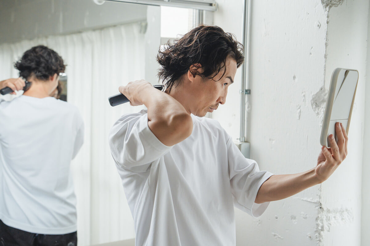 後頭部は自分では見えにくい場所なので、鏡を使って左右の長さや刈り残しをこまめに確認しましょう