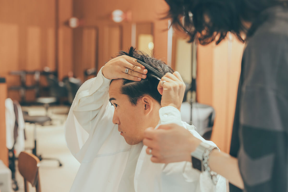 STEP1｜美容師にセルフカットのポイントを教えてもらう
