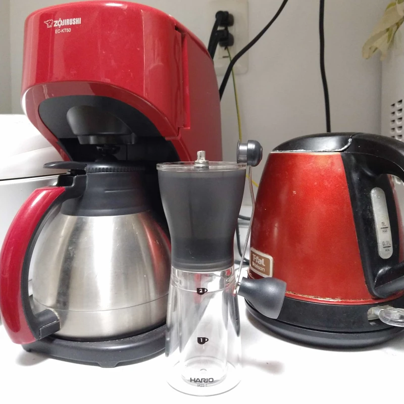 ハリオ（HARIO） コーヒーミル・セラミックスリム_本体と調理器具を並べた様子2