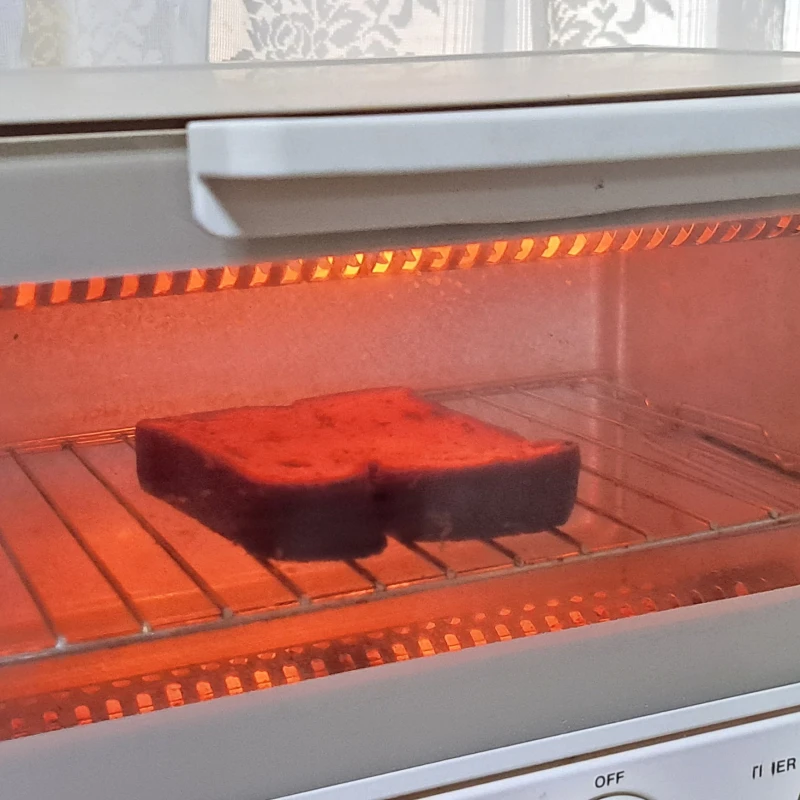 BRUNO オーブントースター BOE052_食パンを焼いている様子3