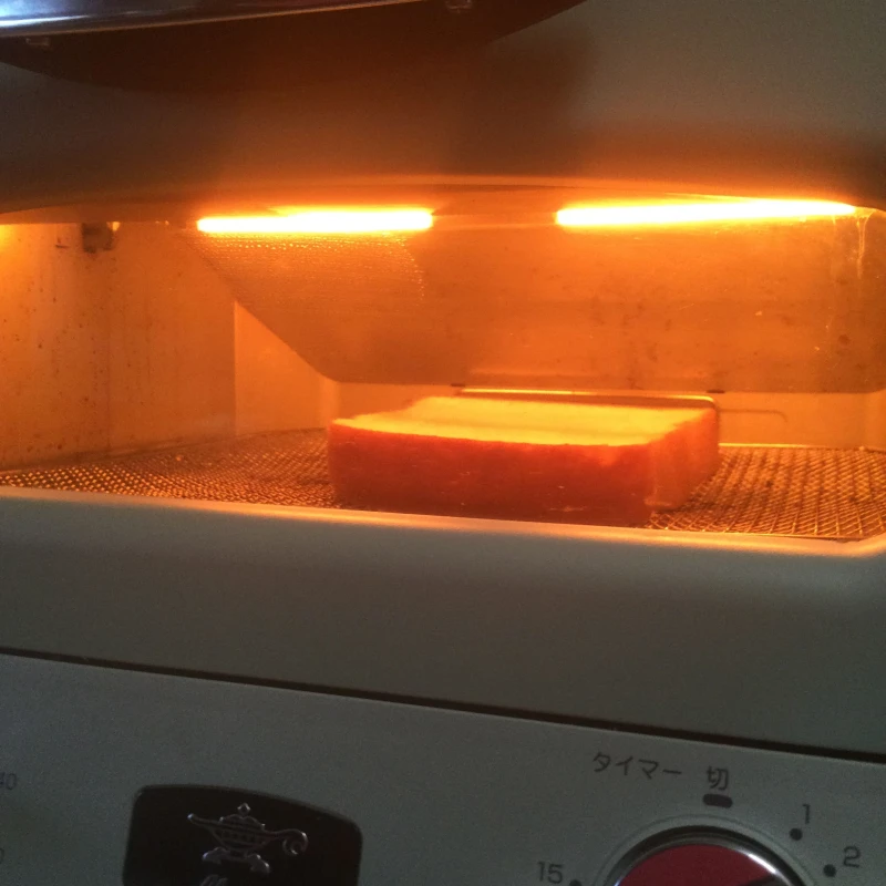 グラファイト グリル&トースター AGT-G13Aでパンを焼いている様子