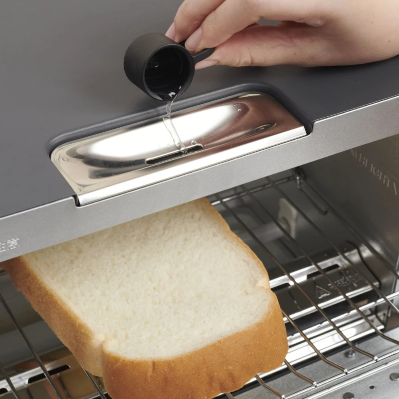 5ccの水を入れることでパンをふんわり焼くことができる